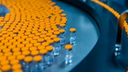 Nhà khoa học Anh tin tưởng vaccine có thể chặn đứng biến thể Omicron