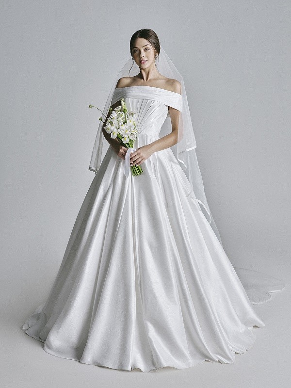 Bạn gái thủ môn Bùi Tiến Dũng gợi ý váy cưới từ nhà mẫu Lê Thanh Hòa