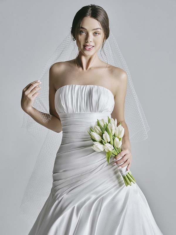 Bạn gái thủ môn Bùi Tiến Dũng gợi ý váy cưới từ nhà mẫu Lê Thanh Hòa