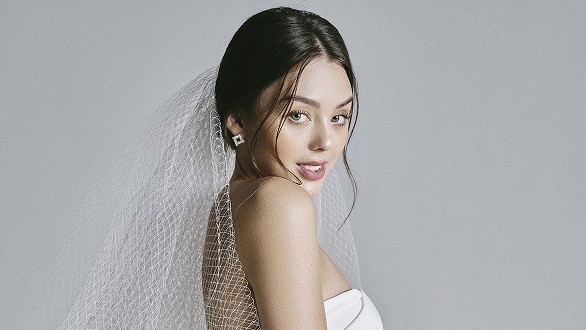 Bạn gái thủ môn Bùi Tiến Dũng gợi ý váy cưới như cổ tích từ nhà mốt Lê Thanh Hòa