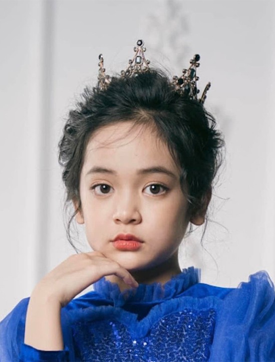 Chu Diệp Anh đón sinh nhật 10 tuổi hôm 30/11, là sao nhí quen mặt với khán giả truyền hình với các phim: 'Ngược chiều nước mắt', 'Hướng dương ngược nắng', 'Ông ngoại tuổi 30'... Cô bé đồng thời là người mẫu nhí nổi tiếng, thu hút hàng trăm nghìn lượt theo dõi trên fanpage.