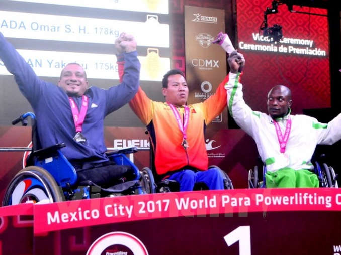 Lực sĩ Lê Văn Công lập kỷ lục cử tạ thế giới