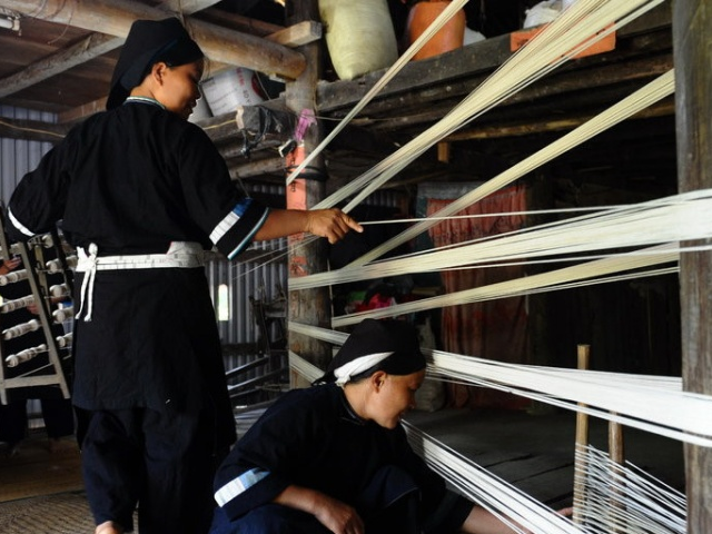 Kỹ thuật làm vải của người dân tộc thiểu số Việt lên báo Mỹ
