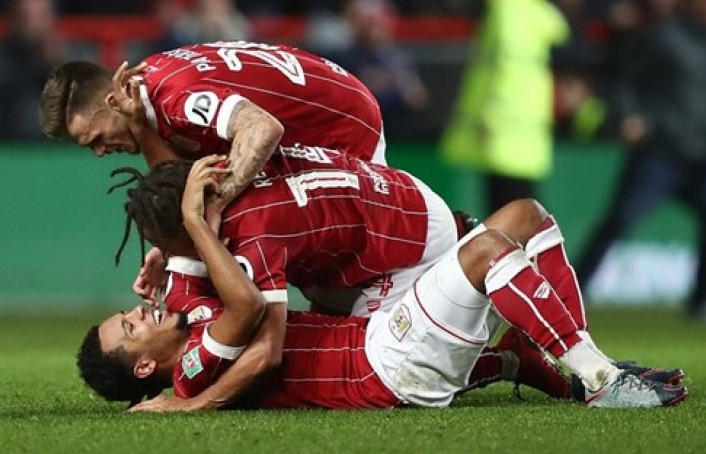 Đội bóng hạng nhất Bristol biến Manchester United thành cựu vương