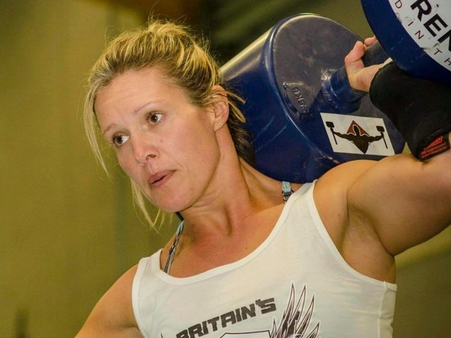 Bà mẹ khỏe nhất nước Anh: Nâng được ô tô nhưng vẫn thấy mình nữ tính