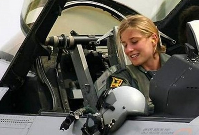 Những "bóng hồng" hiếm hoi lái máy bay chiến đấu
