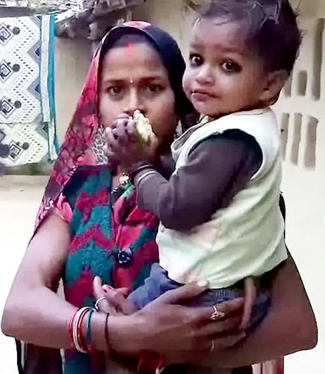 Bé trai mọc đuôi được tôn thờ như vị thần ở Ấn Độ