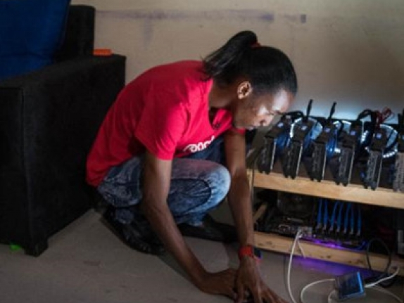 "Thợ" đào tiền ảo châu Phi “săn lùng kho báu” như thế nào?