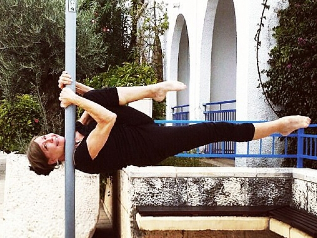 Cụ bà 67 tuổi múa cột điêu luyện