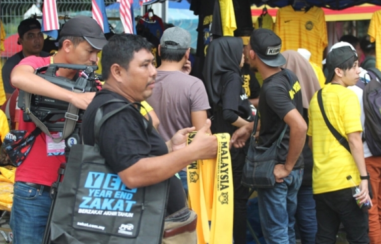 Trước giờ G, cổ động viên Malaysia đổ về "chảo lửa" Bukit Jalil