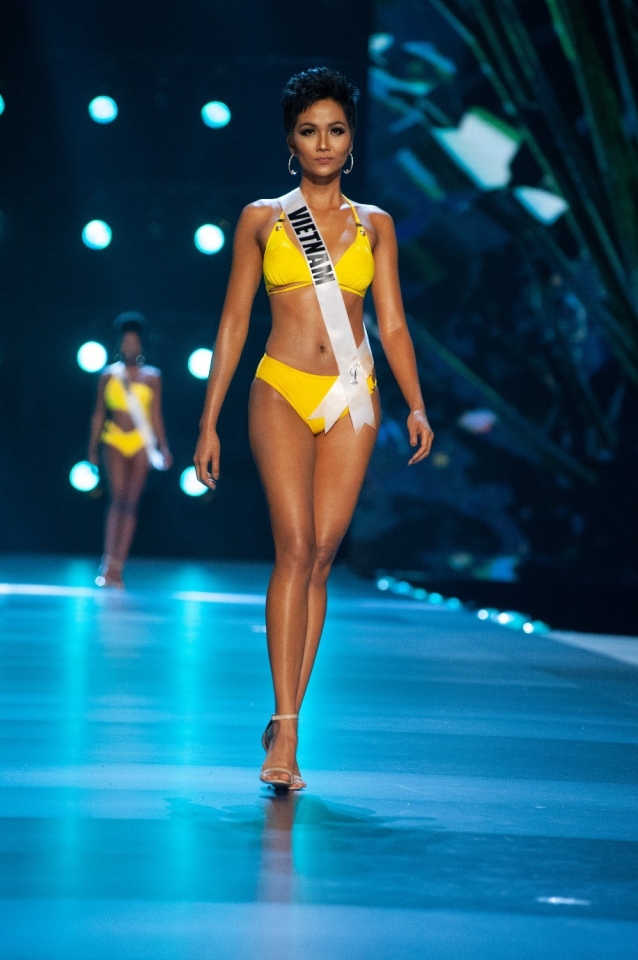 miss universe 2018 hhen nie tu tin va toa sang trong dem ban ket