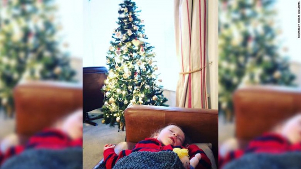 Anh: Hàng xóm để lại quà Giáng sinh suốt 14 năm cho bé gái 2 tuổi anh hang xom de lai qua giang sinh suot 14 nam cho be gai 2 tuoi