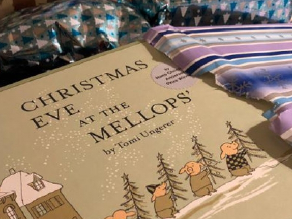 Anh: Hàng xóm để lại quà Giáng sinh suốt 14 năm cho bé gái 2 tuổi