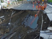 Indonesia: Hố tử thần rộng 30m nuốt chửng một phần con đường 4 làn xe