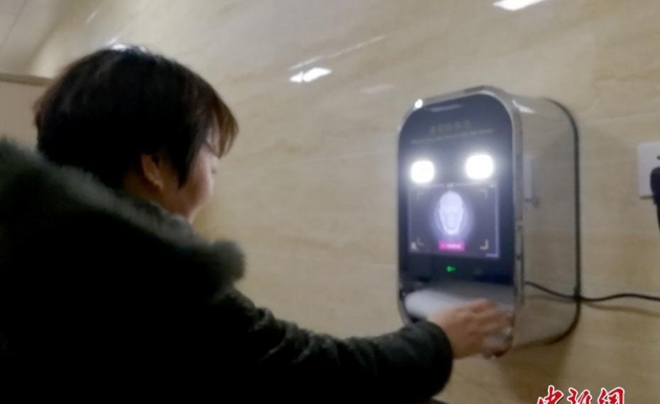 Trung Quốc lắp thiết bị nhận dạng khuôn mặt, vân tay ở toilet công cộng trung quoc lap thiet bi nhan dang khuon mat van tay o toilet cong cong