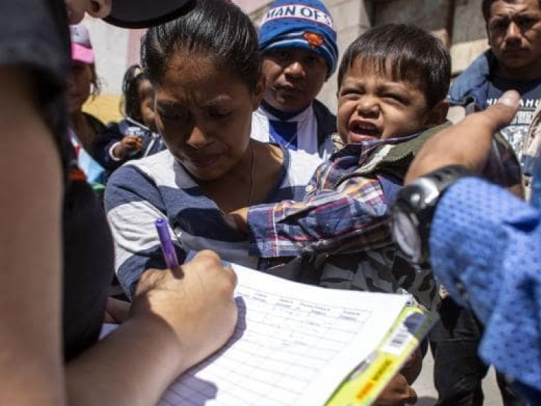 Mỹ kiểm tra sức khỏe toàn diện đối với trẻ di cư bị bắt giữ