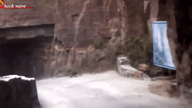 duong ham xuyen vach nui dung dung cao 1700m duoc dao bang tay suot 5 nam