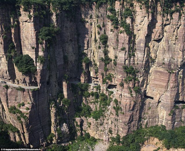 duong ham xuyen vach nui dung dung cao 1700m duoc dao bang tay suot 5 nam