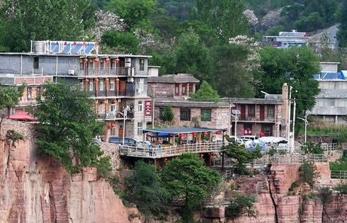 Khám phá đường hầm xuyên núi đá dựng đứng, được đào bằng tay suốt 5 năm