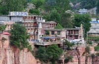 Khám phá đường hầm xuyên núi đá dựng đứng, được đào bằng tay suốt 5 năm