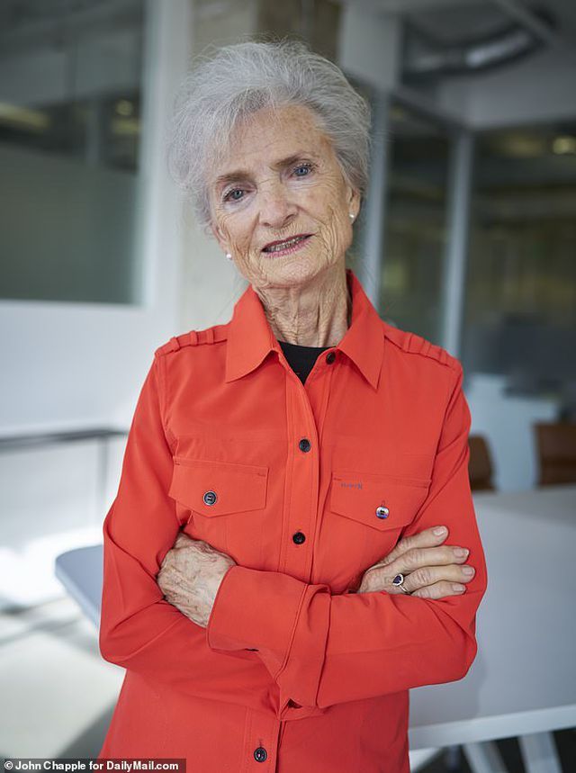 nu tiep vien hang khong 79 tuoi kien hang bay vi bi duoi viec