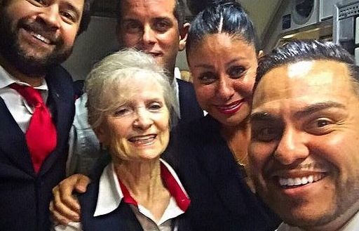 Bị sa thải, nữ tiếp viên hàng không 79 tuổi kiện hãng bay