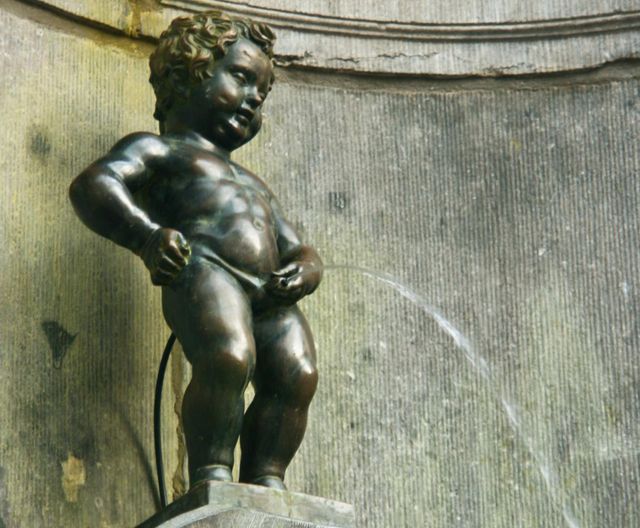 'Chú bé đứng tè' lãng phí hàng nghìn lít nước sạch suốt 400 năm chu be dung te lang phi hang nghin lit nuoc sach suot 400 nam