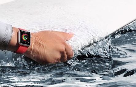 Lật thuyền trên biển, 2 người thoát chết nhờ Apple Watch