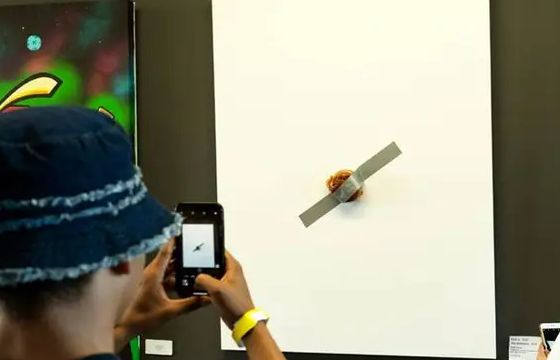 Sau chuối dán tường, sandwich dán tường có giá gần 3 tỷ đồng