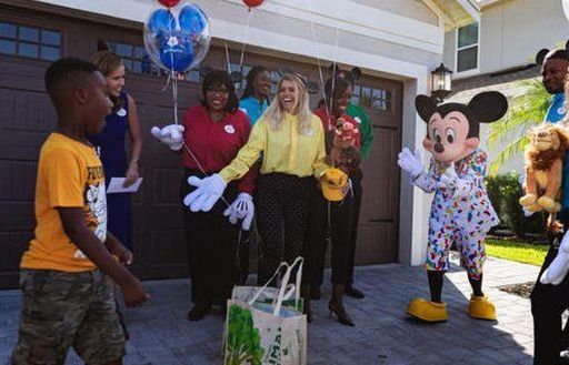 Cậu bé 7 tuổi dùng hết tiền dành dụm để giúp đỡ người sơ tán trong cơn bão