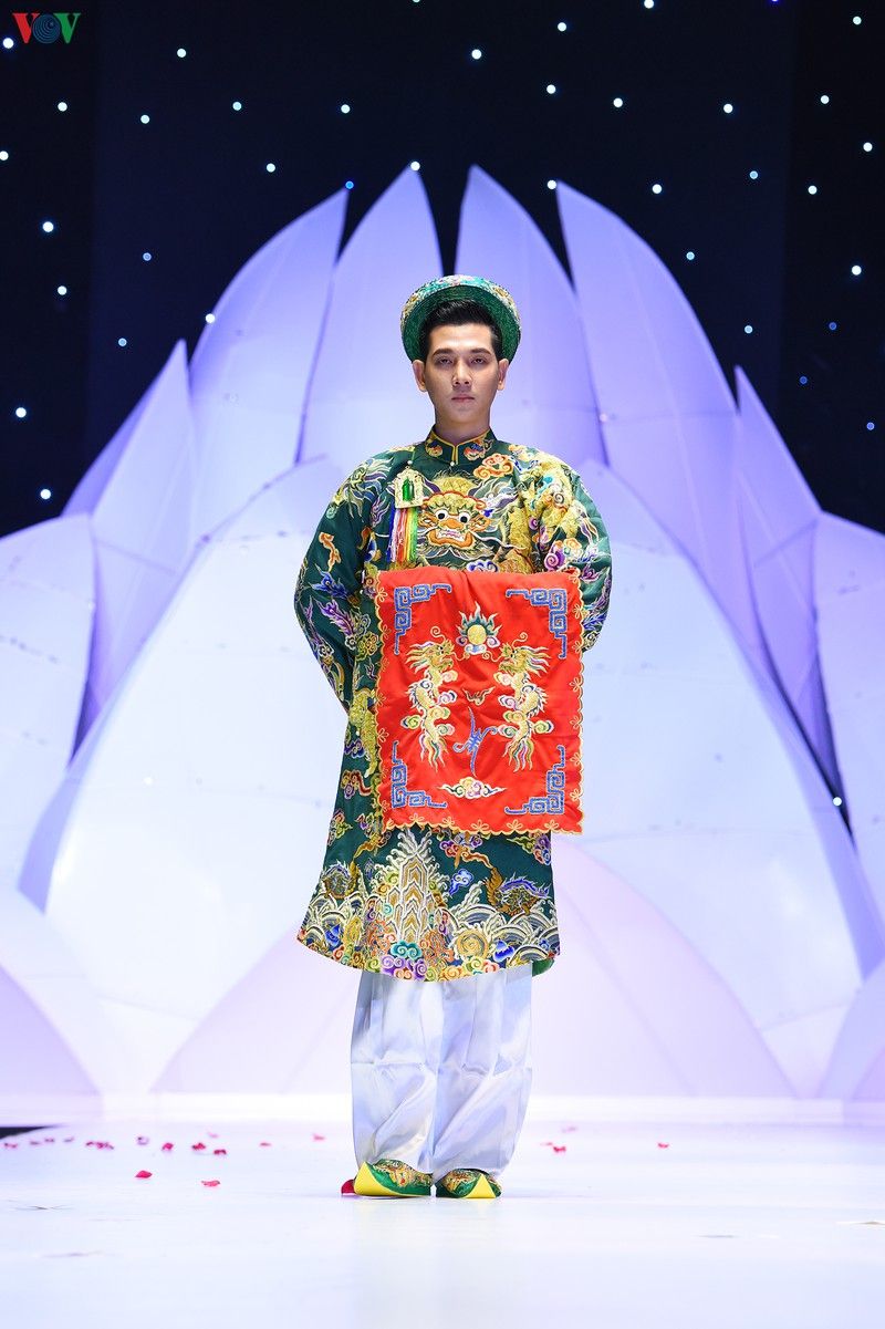 chiem nguong nhung bo trang phuc hau dong tren san dien thoi trang