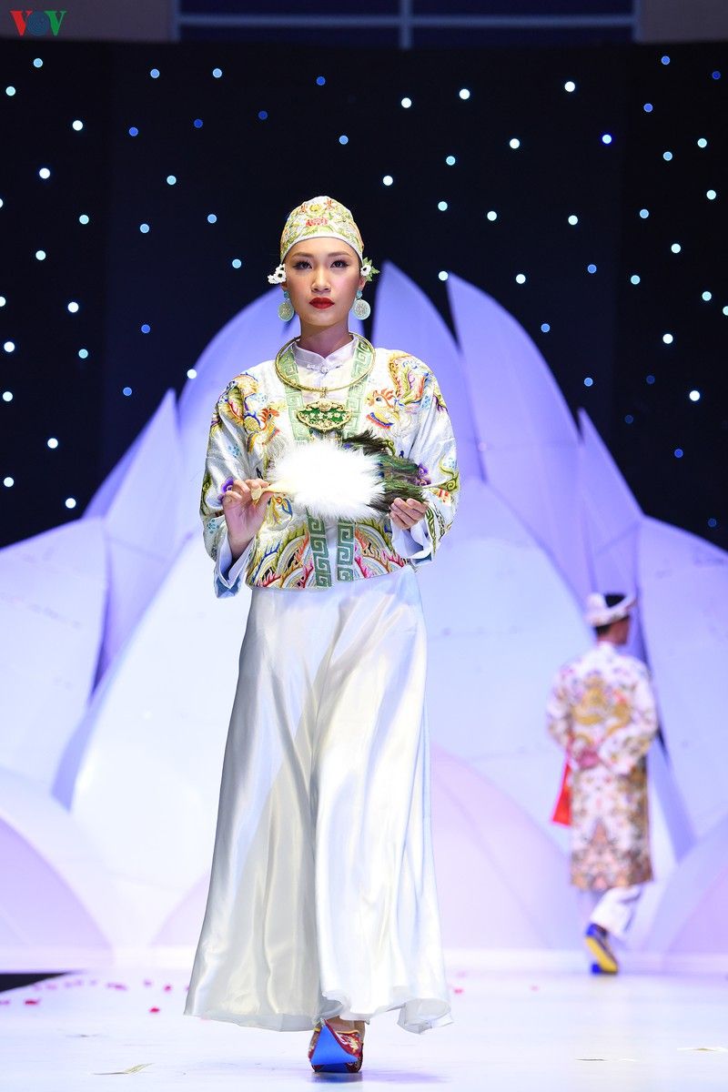 chiem nguong nhung bo trang phuc hau dong tren san dien thoi trang