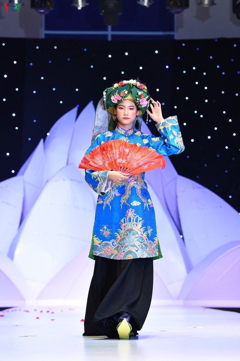 chiem nguong nhung bo trang phuc hau dong tren san dien thoi trang