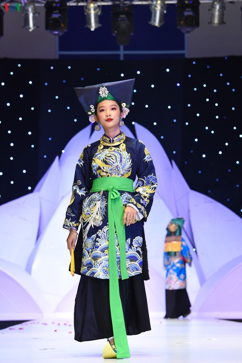 chiem nguong nhung bo trang phuc hau dong tren san dien thoi trang