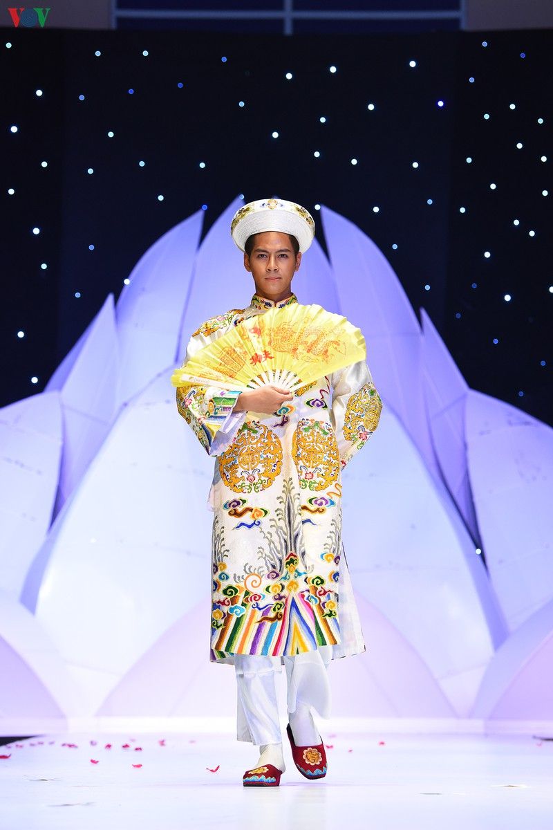 chiem nguong nhung bo trang phuc hau dong tren san dien thoi trang