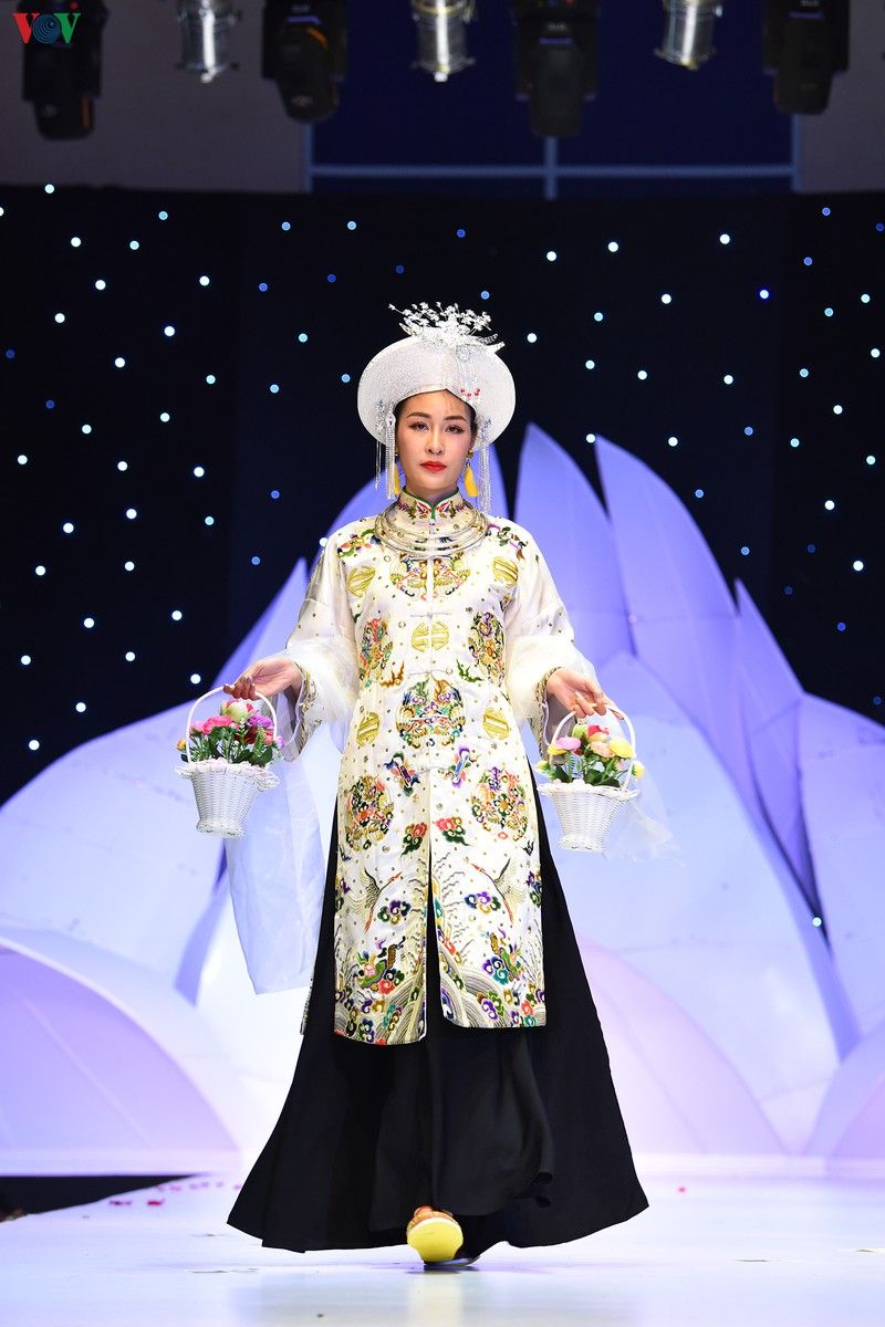 chiem nguong nhung bo trang phuc hau dong tren san dien thoi trang