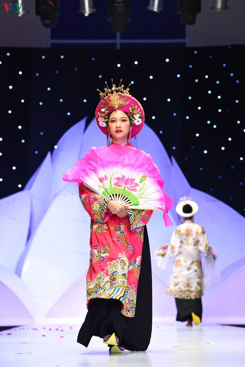 chiem nguong nhung bo trang phuc hau dong tren san dien thoi trang