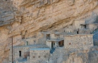 sau buc anh cheo leo den truong trung quoc di doi ngoi lang cao 800m tren nui