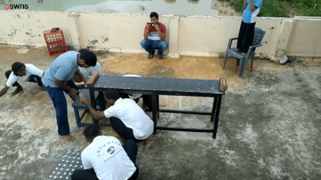 Phá kỷ lục Guiness, người đàn ông dùng đầu mở 68 nắp chai chỉ trong một phút