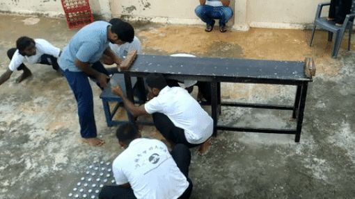 Phá kỷ lục Guiness, người đàn ông dùng đầu mở 68 nắp chai chỉ trong một phút