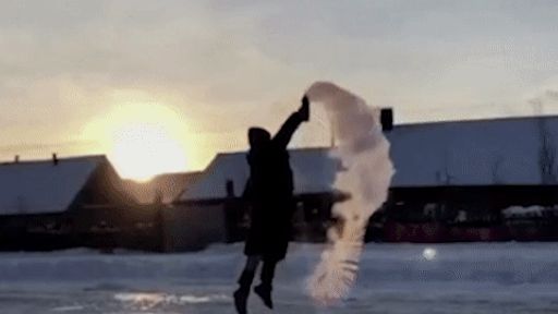 Nền nhiệt -44 độ C, nước sôi cũng đóng băng trong tích tắc