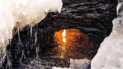 Bí ẩn ngọn lửa bất tử cháy trong thác nước chưa thể giải đáp