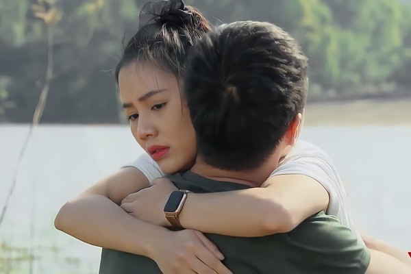 Phố trong làng: Khán giả sợ Đông bị vợ đuổi khỏi nhà vì hôn cô bán quạt Phố trong làng: Khán giả sợ Đông bị vợ đuổi khỏi nhà vì hôn cô bán quạt