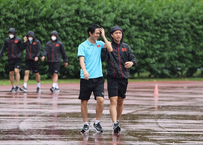 AFF Cup 2020: Các tuyển thủ đội tuyển Việt Nam 'đội mưa' trên sân tập Singapore