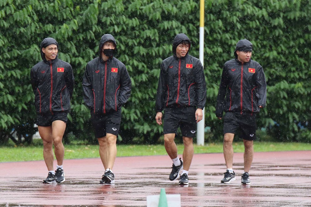 AFF Cup 2020: Các tuyển thủ đội tuyển Việt Nam 'đội mưa' trên sân tập Singapore