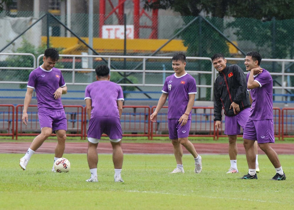 AFF Cup 2020: Các tuyển thủ đội tuyển Việt Nam 'đội mưa' trên sân tập Singapore