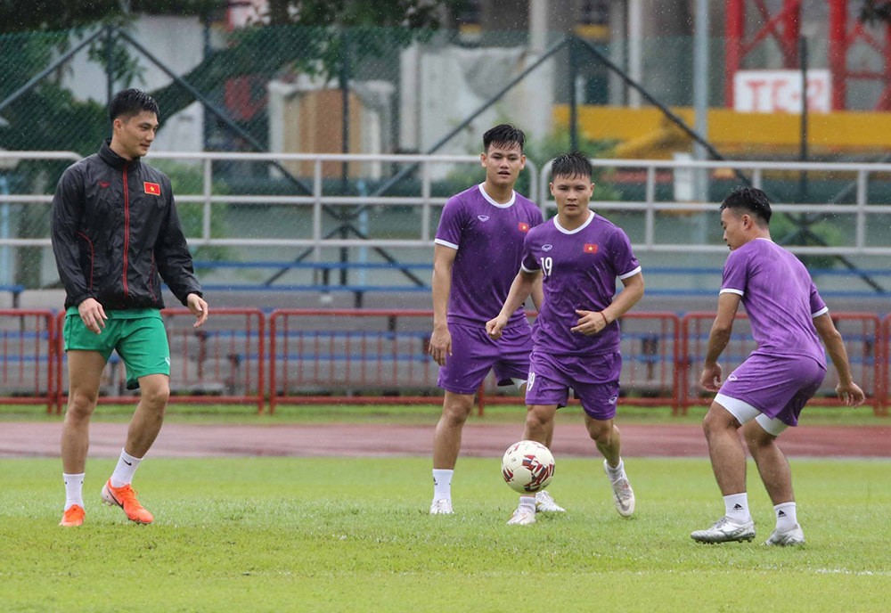 AFF Cup 2020: Các tuyển thủ đội tuyển Việt Nam 'đội mưa' trên sân tập Singapore