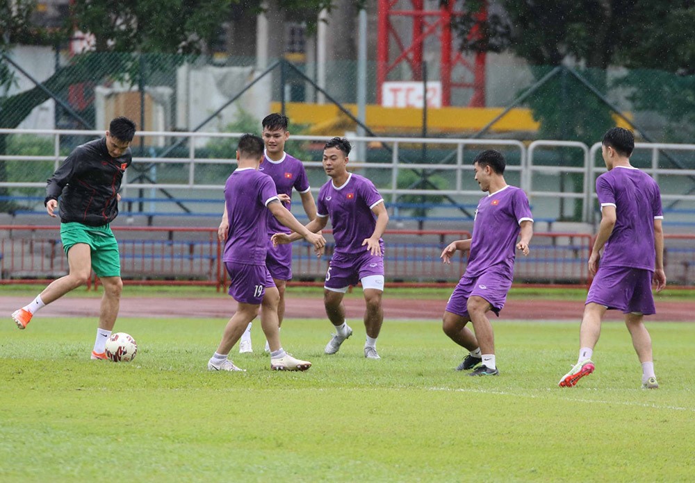 AFF Cup 2020: Các tuyển thủ đội tuyển Việt Nam 'đội mưa' trên sân tập Singapore