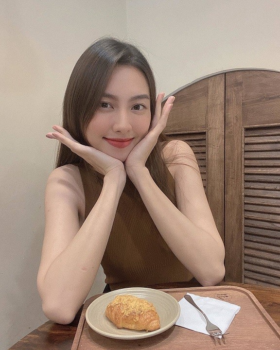 Tân Hoa hậu Hòa bình Thế giới 2021 Thùy Tiên thời áo trắng trong veo