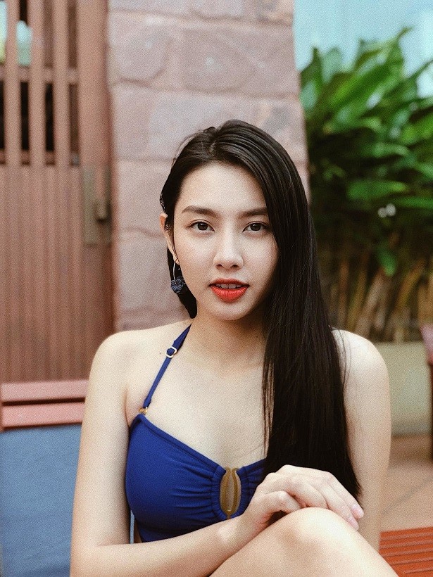 Tân Hoa hậu Hòa bình Thế giới 2021 Thùy Tiên thời áo trắng trong veo